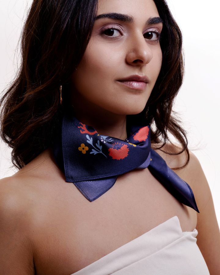 jovani-mora-sharfi-mzis-tvali-naturaluri-abreshumi-lurji-photo-2