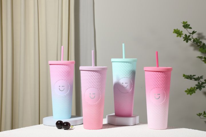 chiqa-satsrupitsweet-funk-gradient-studded-plastic-tumbler-with-straw-700ml