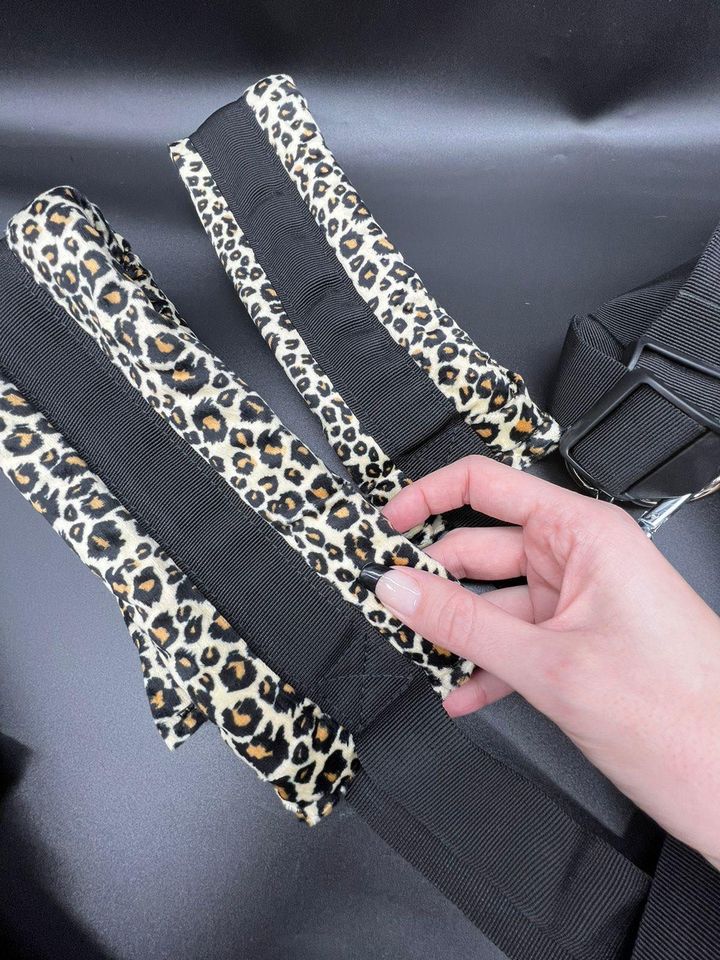 leopard-hanging-photo-3