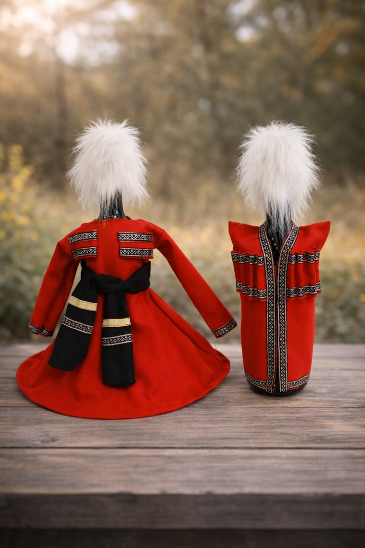 winewear-nanu-008-ghvinis-botlis-dekoratiuli-chokha-da-kaba-2ts-tsiteli-vertskhlisferi-kantit-photo-2