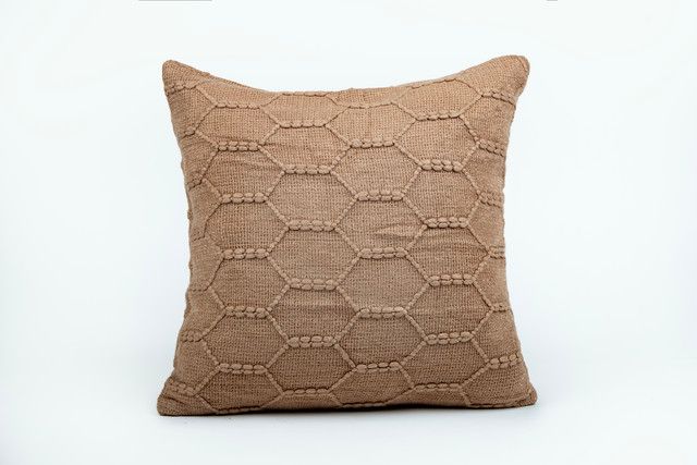 manamo-honeycomb-dekoratiuli-balishis-piri-akrilis-qavisferi-45x45-sm-photo-2