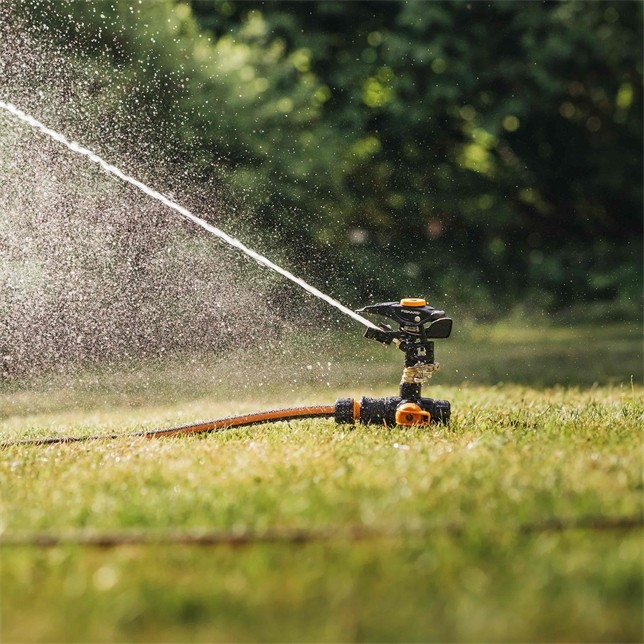 fiskars-onoff-pulsating-sprinkler---spike-base-photo-3