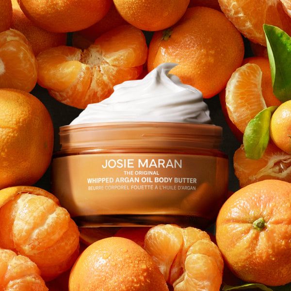 josie-maran-topless-tangerine-bodycare-duo-skheulis-movlis-nakrebi-photo-2
