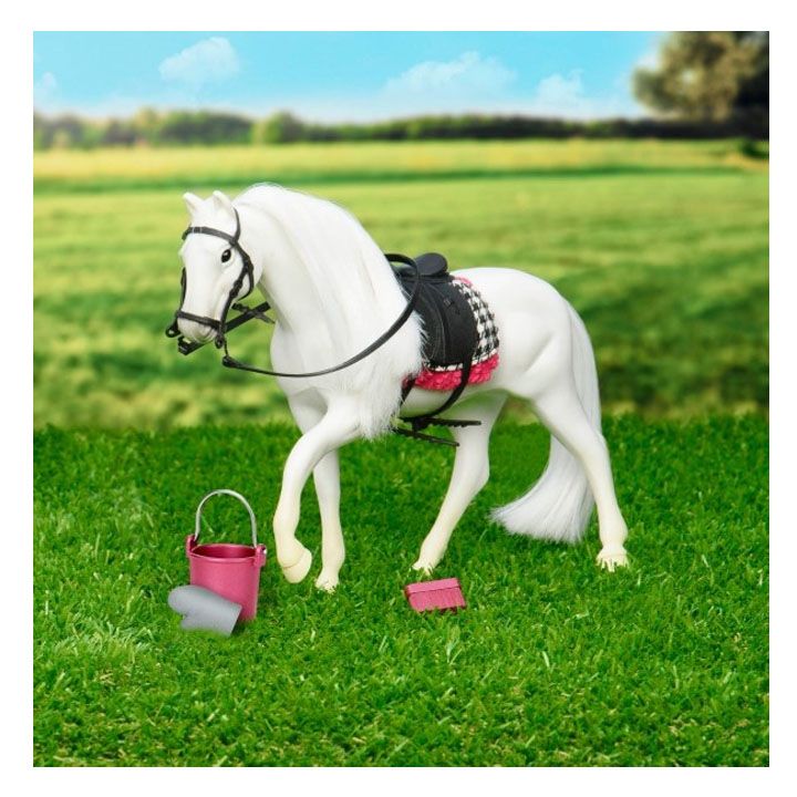 lori-camarillo-white-horse-satamasho-tskhenis-figura-photo-3