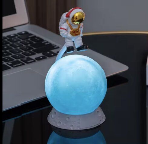 cosmonaut-moon-lamp-magidis-sanati-photo-3