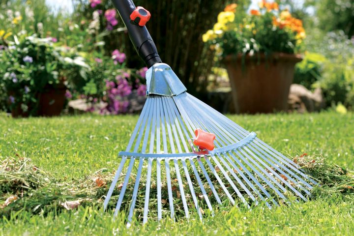 fotskhi-regulirebadi-cs-adjustable-rake-gardena-photo-2