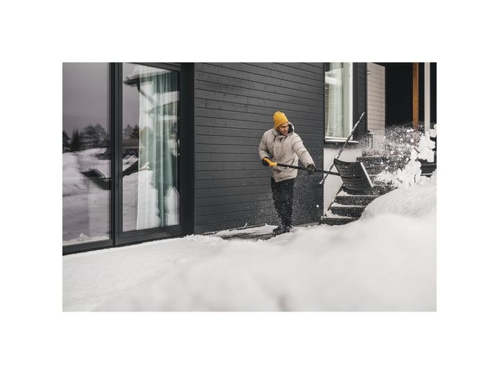fiskars-1052526-solid-snow-pusher-tovlis-bidzgi-photo-3