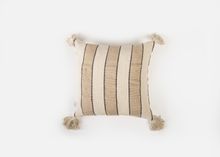 Product image of Manamo  Line  დეკორატიული ბალიშის პირი ჯუთის თეთრი ფოჩებიანი 45x45 სმ