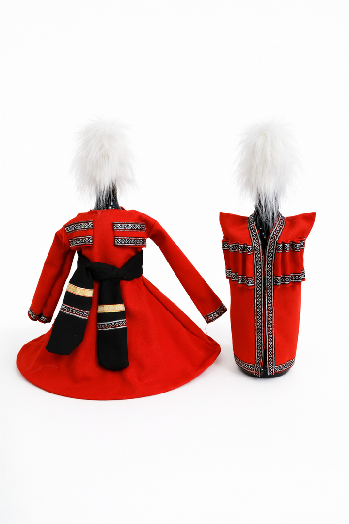 winewear-nanu-008-ghvinis-botlis-dekoratiuli-chokha-da-kaba-2ts-tsiteli-vertskhlisferi-kantit