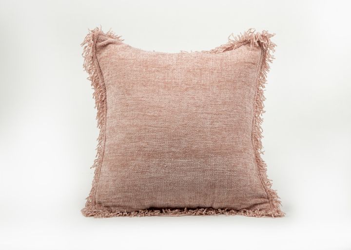 manamo-chic-dekoratiuli-balishis-piri-poliesteris-vardisferi-45x45-sm