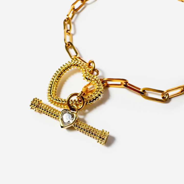 titanis-mooqrovili-saqure-gulis-formit