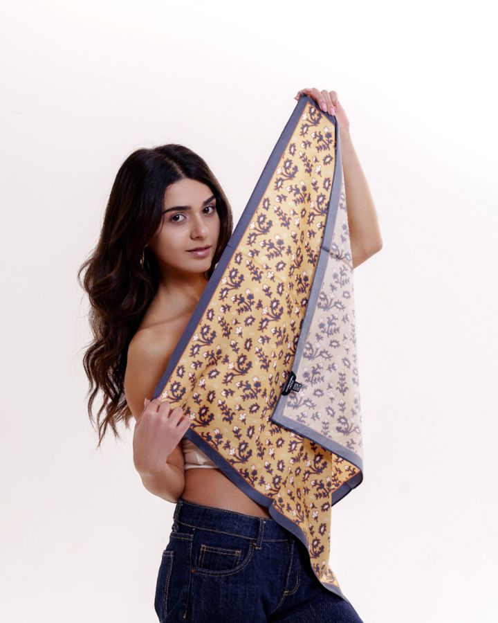 jovani-mora-sharfi-tolige-naturaluri-abreshumi-qviteli-photo-4