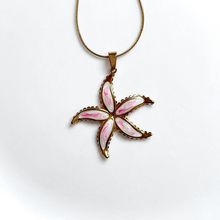 Product image of ლილიას ოქროსფერი ყელსაბამი ვარდისფერი დეტალებით