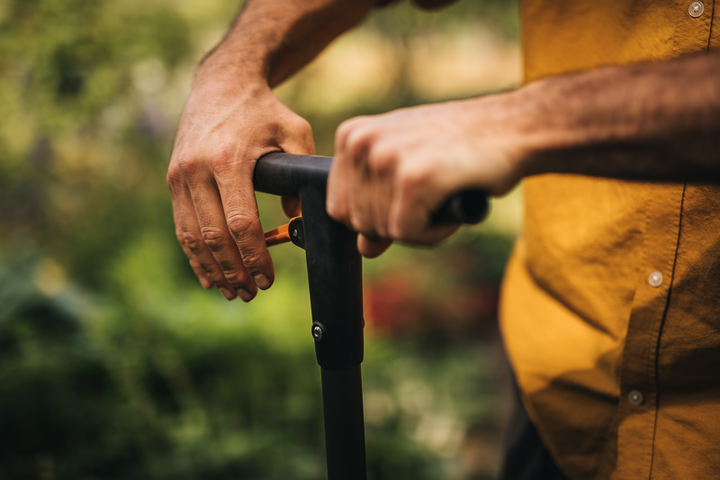 fiskars-1057078-ergo-standing-bulb-planter-bolqvis-dasargavi-photo-3