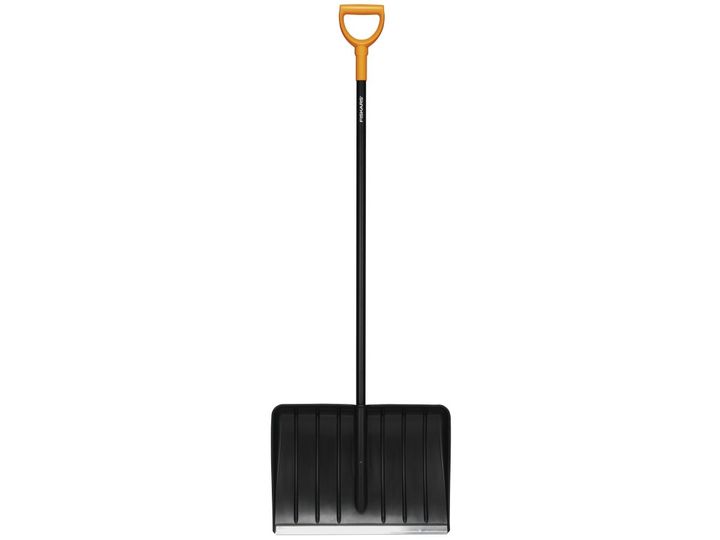 fiskars-1052526-solid-snow-pusher-tovlis-bidzgi-photo-2