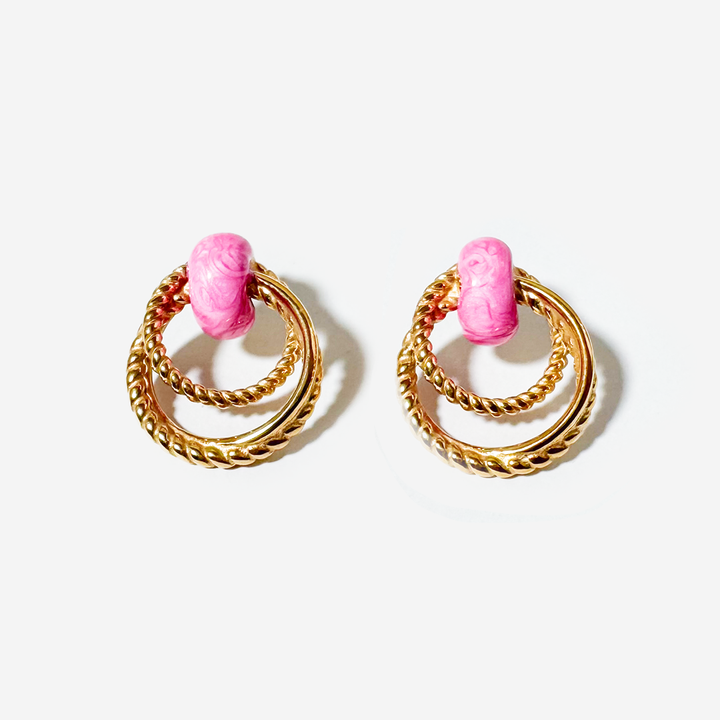 titanis-mooqrovili-saqure-vardisferi-detalit