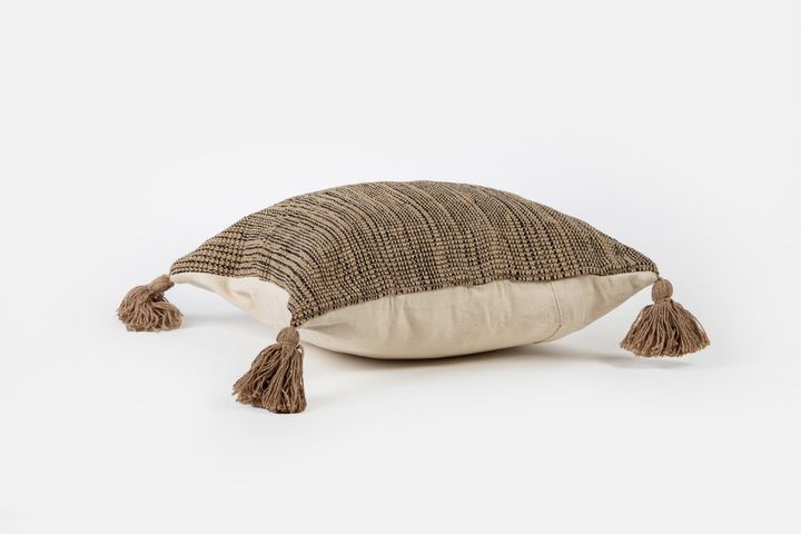 manamo-perla-dekoratiuli-balishis-piri-jutis-fochebiani-45x45-sm-photo-2