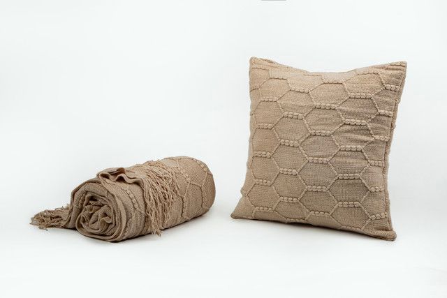 manamo-honeycomb-dekoratiuli-balishis-piri-akrilis-bezhi-45x45-sm