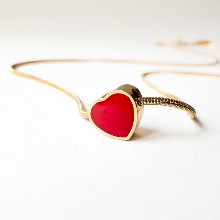 titanis-mooqrovili-qelsabami-tsiteli-gulit