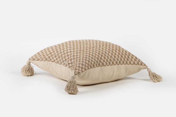 manamo-dots-dekoratiuli-balishis-piri-jutis-fochebiani-45x45-sm-photo-2