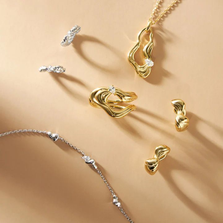 ania-haie-e050-01h-silver-twisted-wave-huggie-hoop-saqure-photo-2