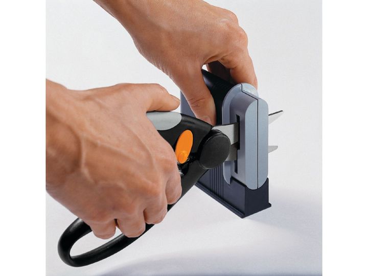 fiskars-clip-sharp-scissors-sharpener-makratlis-salesi-photo-3