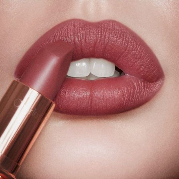 charlotte-tilbury-matte-revolution-lipstick-pillow-talk-medium-photo-2