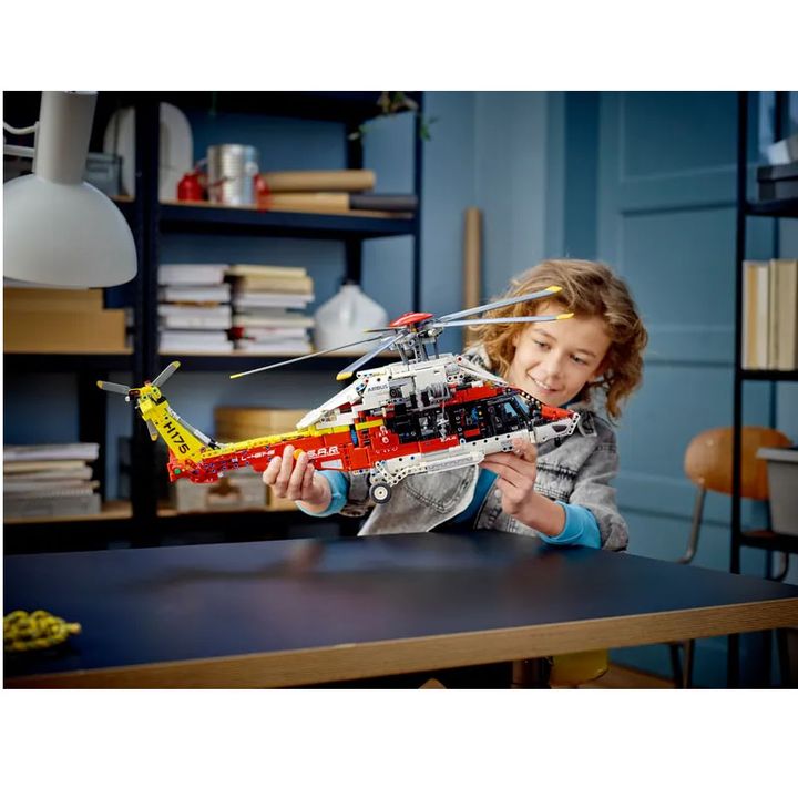 lego-technic-airbus-h175-rescue-helicopter-samashvelo-vertmfreni-photo-3