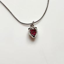 Product image of ვერცხლისფერი ყელსაბამი მარწყვით