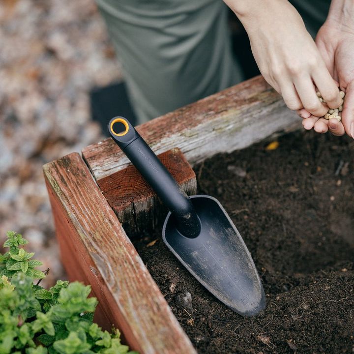 fiskars-1071899-solid-trowel-nichabi-photo-3