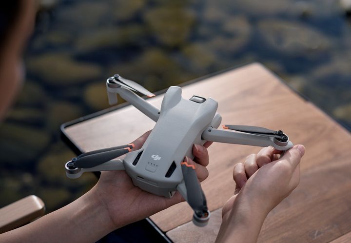 dji-mini-3-fly-more-combo-plus-drone-rc-droni-nakrebit-photo-4