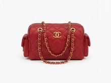 Product image of ChantArea - წითელი რომბისებური ნაკერებით მხრის ჩანთა გვერდითა ჯიბეებით (რეპლიკა)