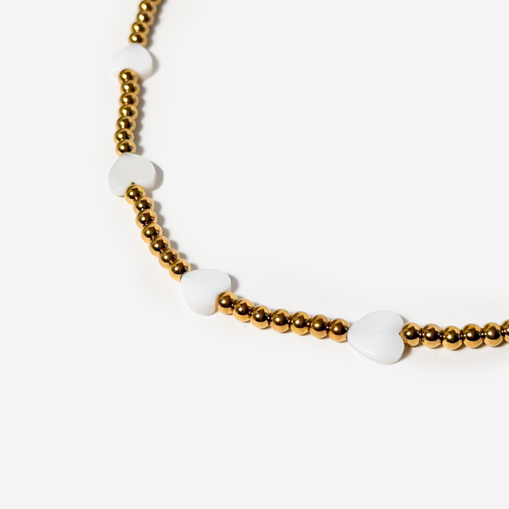 titanis-mooqrovili-qelsabami-tetri-gulebit