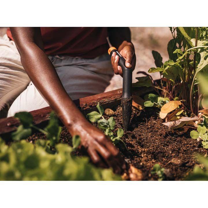 fiskars-solid-planting-stick-baghis-khelsatsqo-photo-2