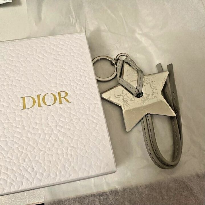 dior-star-key-charm-gasaghebis-sakidi-photo-2