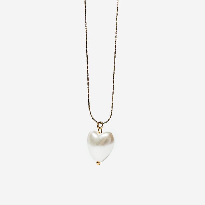 titanis-mooqrovili-qelsabami-tetri-gulit