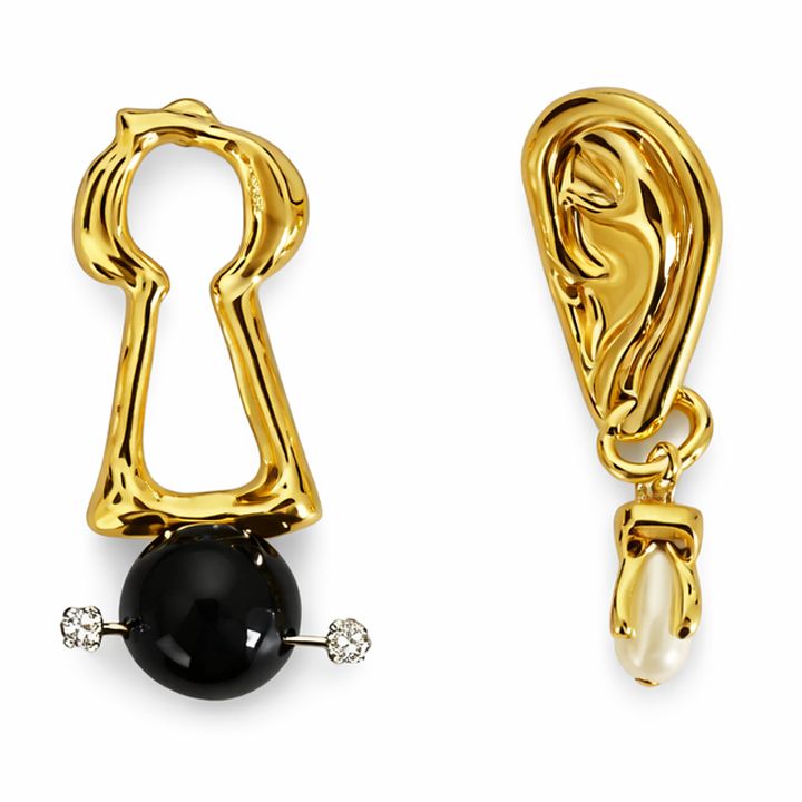 gold-earrings-with-black-ball-saqure