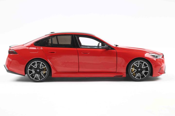 bmw-m5-g90-fire-red-2025-klasikuri-modeli-photo-3