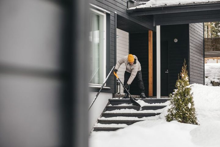 fiskars-1052525-solid-snow-shovel-tovlis-nichabi-photo-2