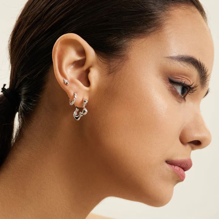 ania-haie-e050-01h-silver-twisted-wave-huggie-hoop-saqure-photo-3