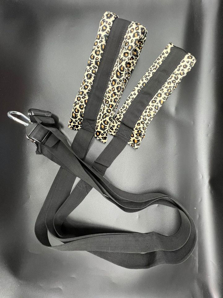 leopard-hanging-photo-4