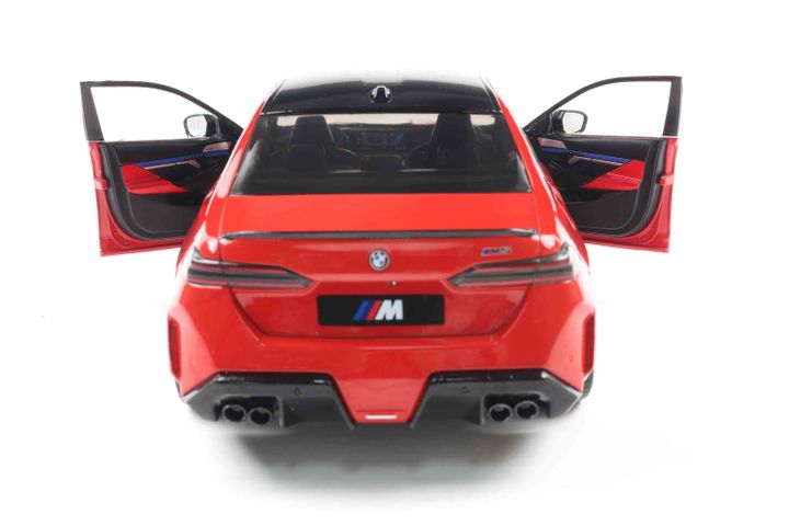 bmw-m5-g90-fire-red-2025-klasikuri-modeli-photo-2