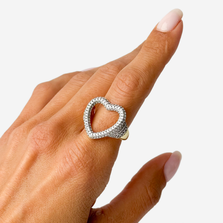 14k-mooqrovili-gulis-formis-bechedi-tetri-tvlebit