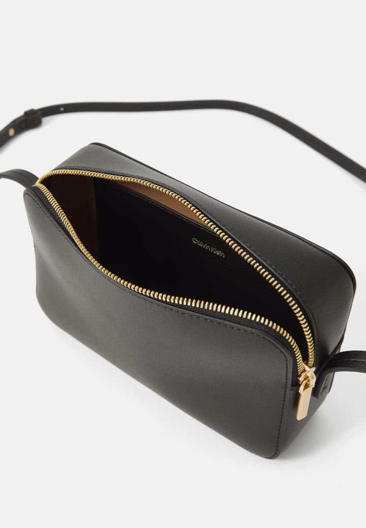 calvin-klein-europe-bv-chanta-photo-2