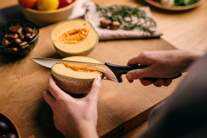 fiskars-essential-kitchen-knife-dana-photo-4