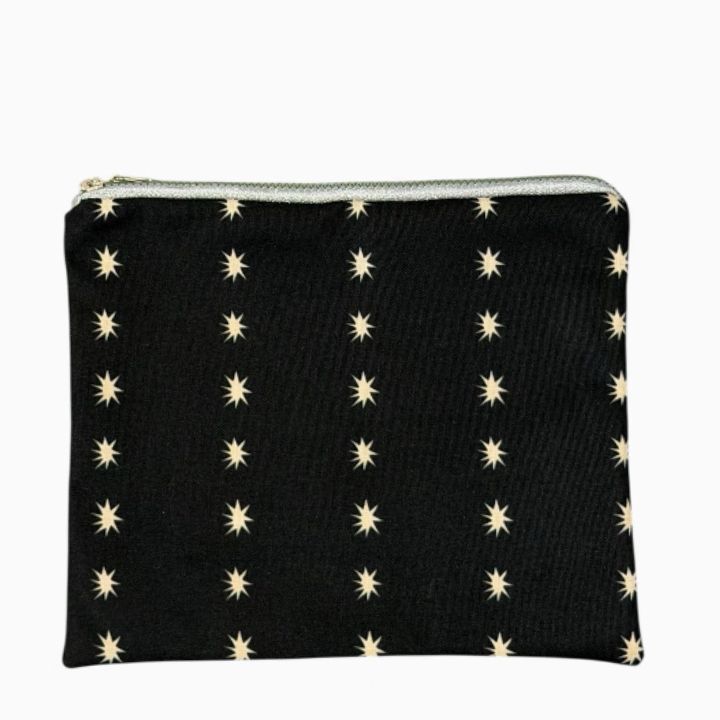 lovestars-printed-cosmetic-bag-black-with-white-stars-kosmetikis-chanta