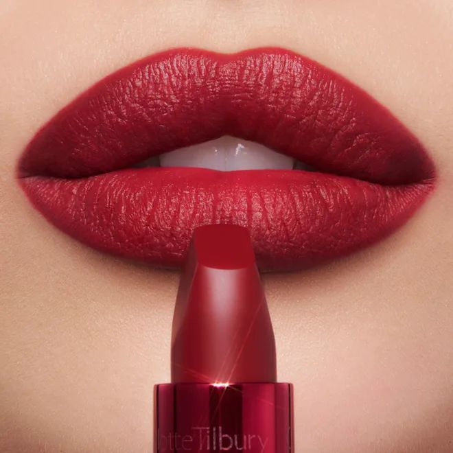 charlotte-tilbury-matte-revolution-cinematic-red-tuchsatskhi-photo-2
