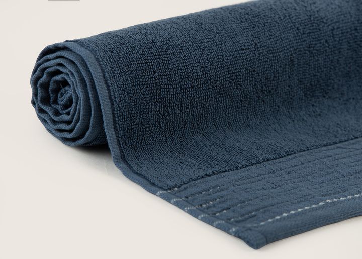 manamo-home-clave-jacquard-bath-towel-indigo-pirsakhotsi