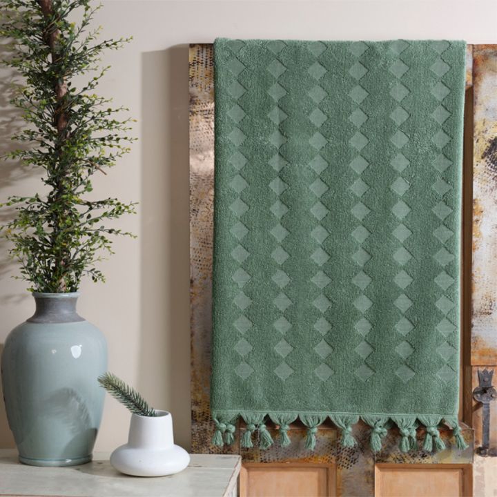 manamo-veno-jacquard-towel-pine-green-pirsakhotsi