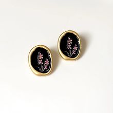 Product image of შავი საყურე ყვავილებით